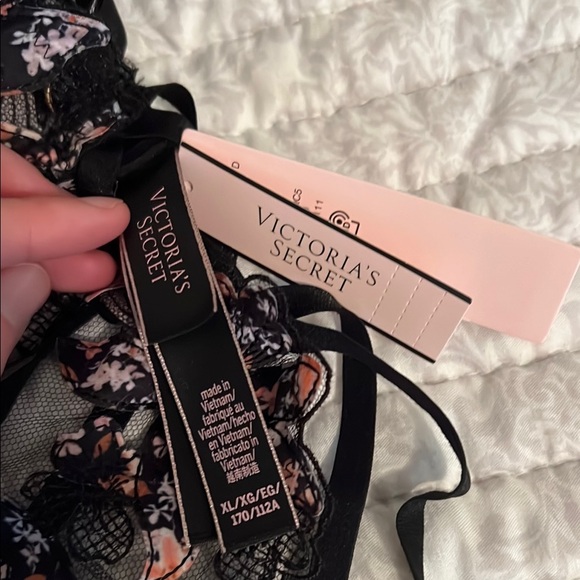 Victoria’s Secret Floral Lace Bodysuit Lingerie - Picture 2 of 4